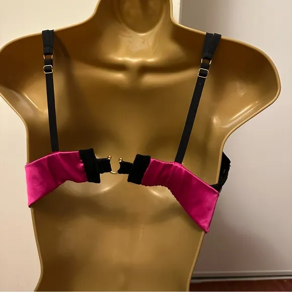Damaris Chiacchiere Black Silk Square Pattern MeshV-Plunge Jeweled PinkSatin Bra
