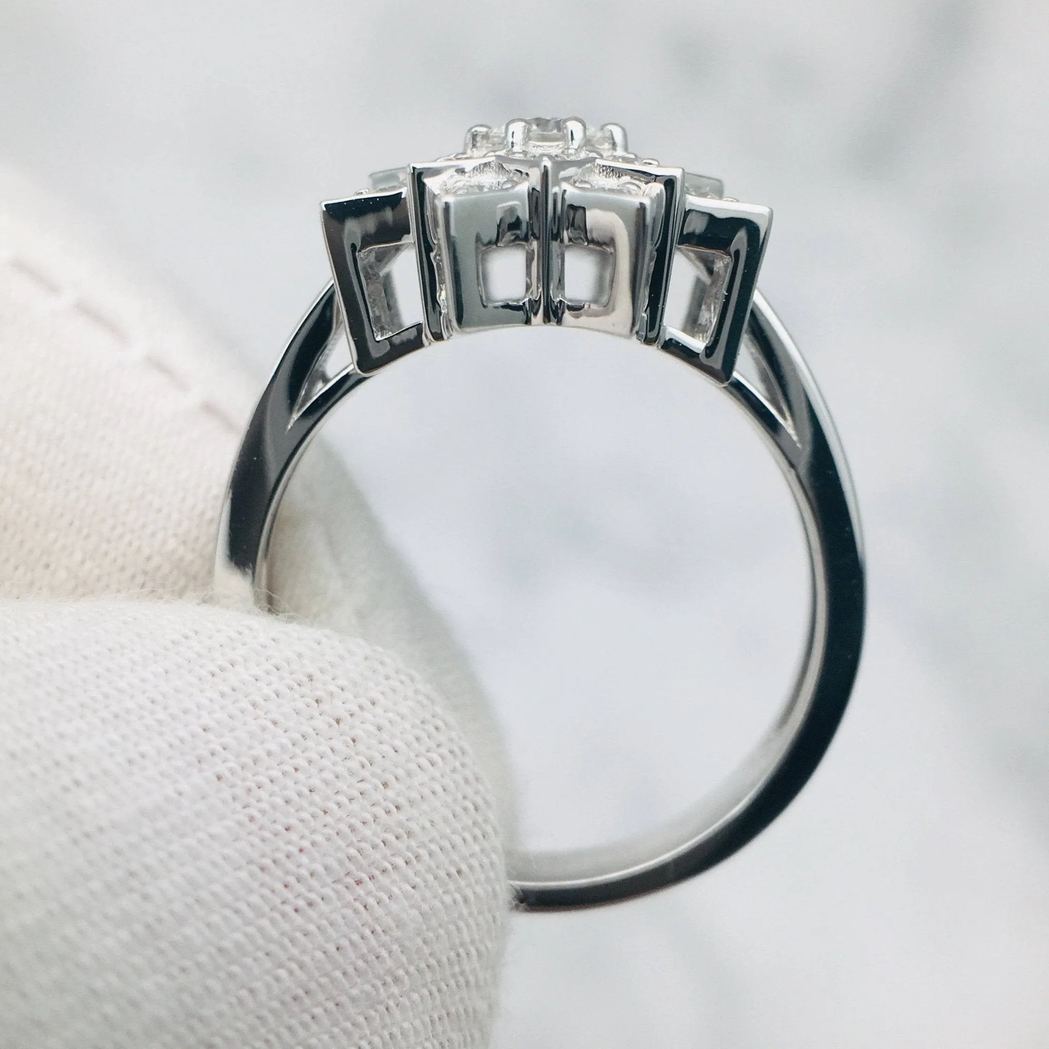 Round Diamond Vintage Sunflower Design Engagement Ring